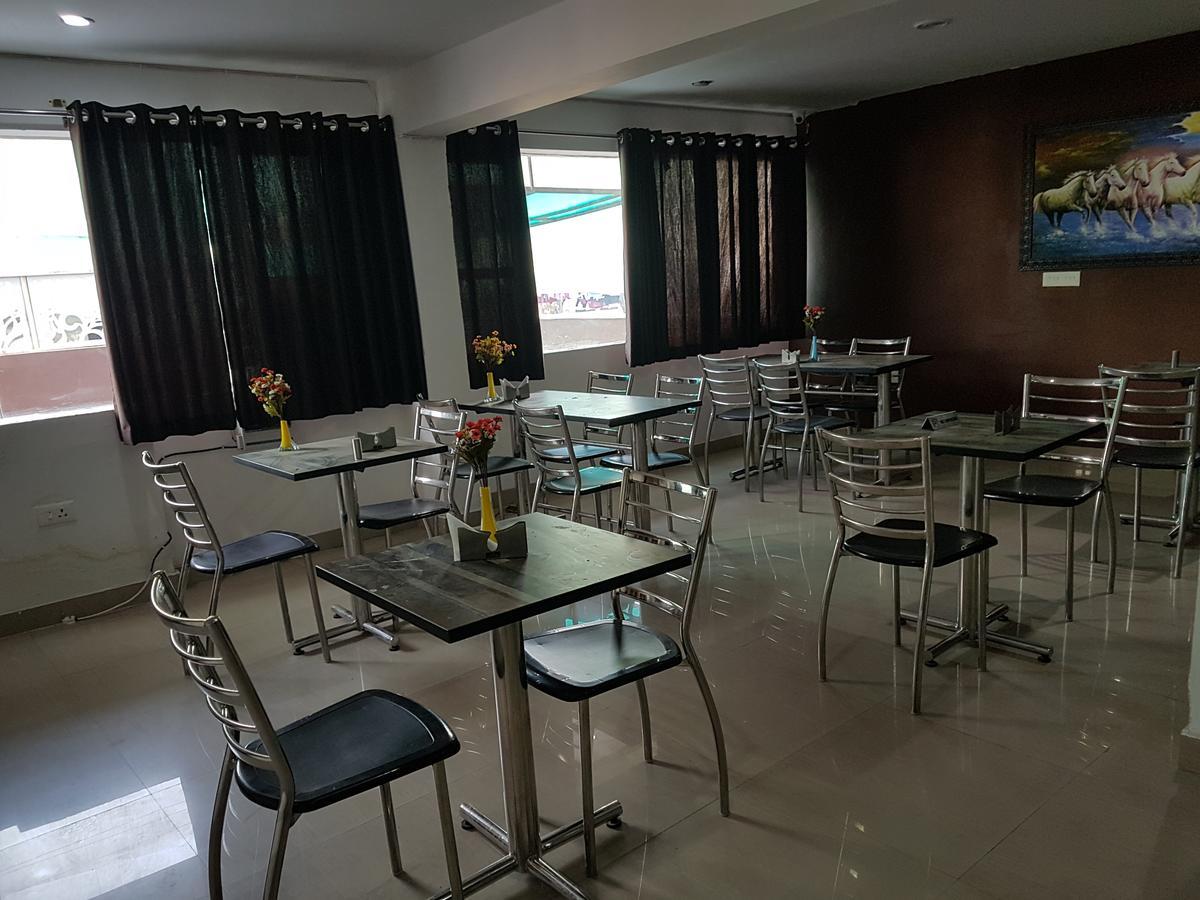 The Royal Crown Hotel Gurgaon Bagian luar foto