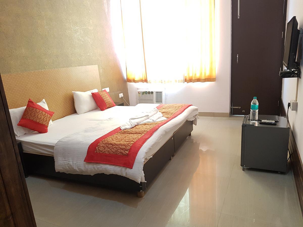 The Royal Crown Hotel Gurgaon Bagian luar foto