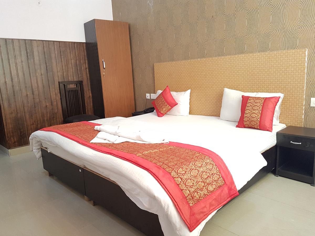 The Royal Crown Hotel Gurgaon Bagian luar foto