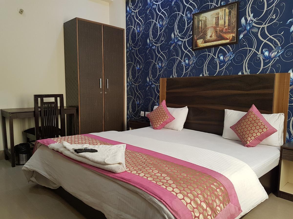 The Royal Crown Hotel Gurgaon Bagian luar foto
